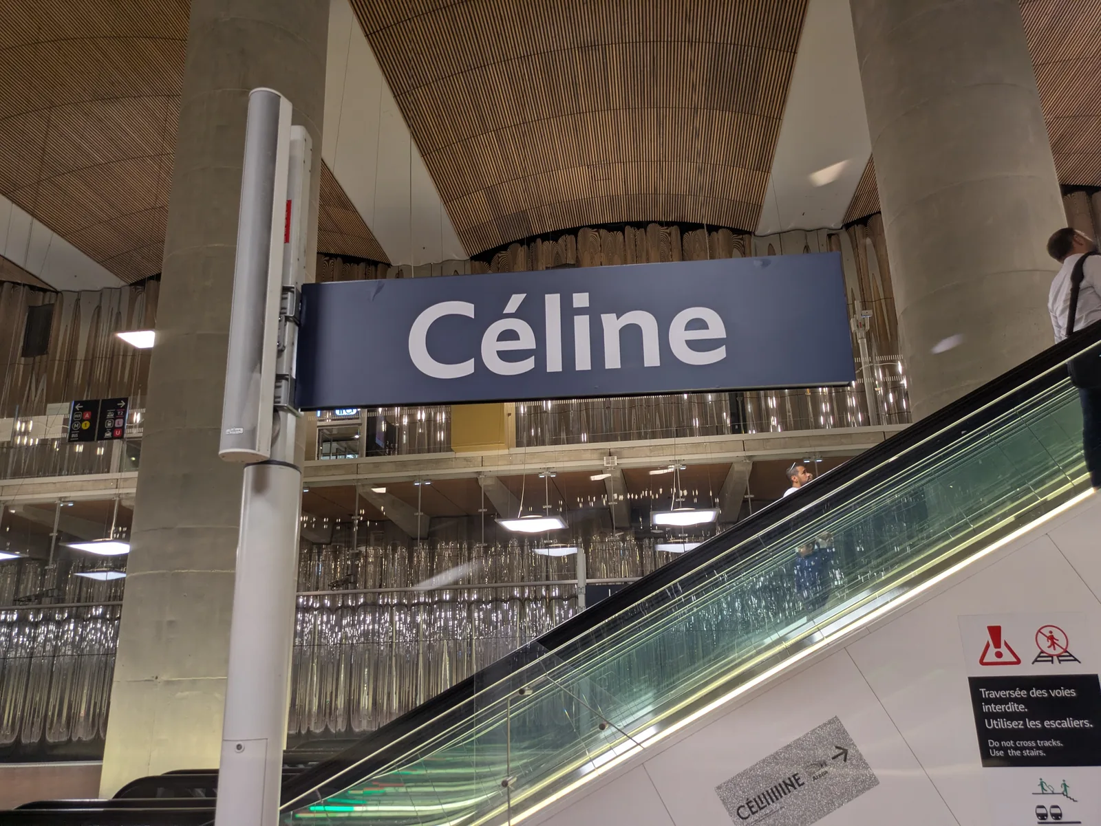 Panneau « Céline » à la place du nom de la gare RER E La Défense, septembre 2026