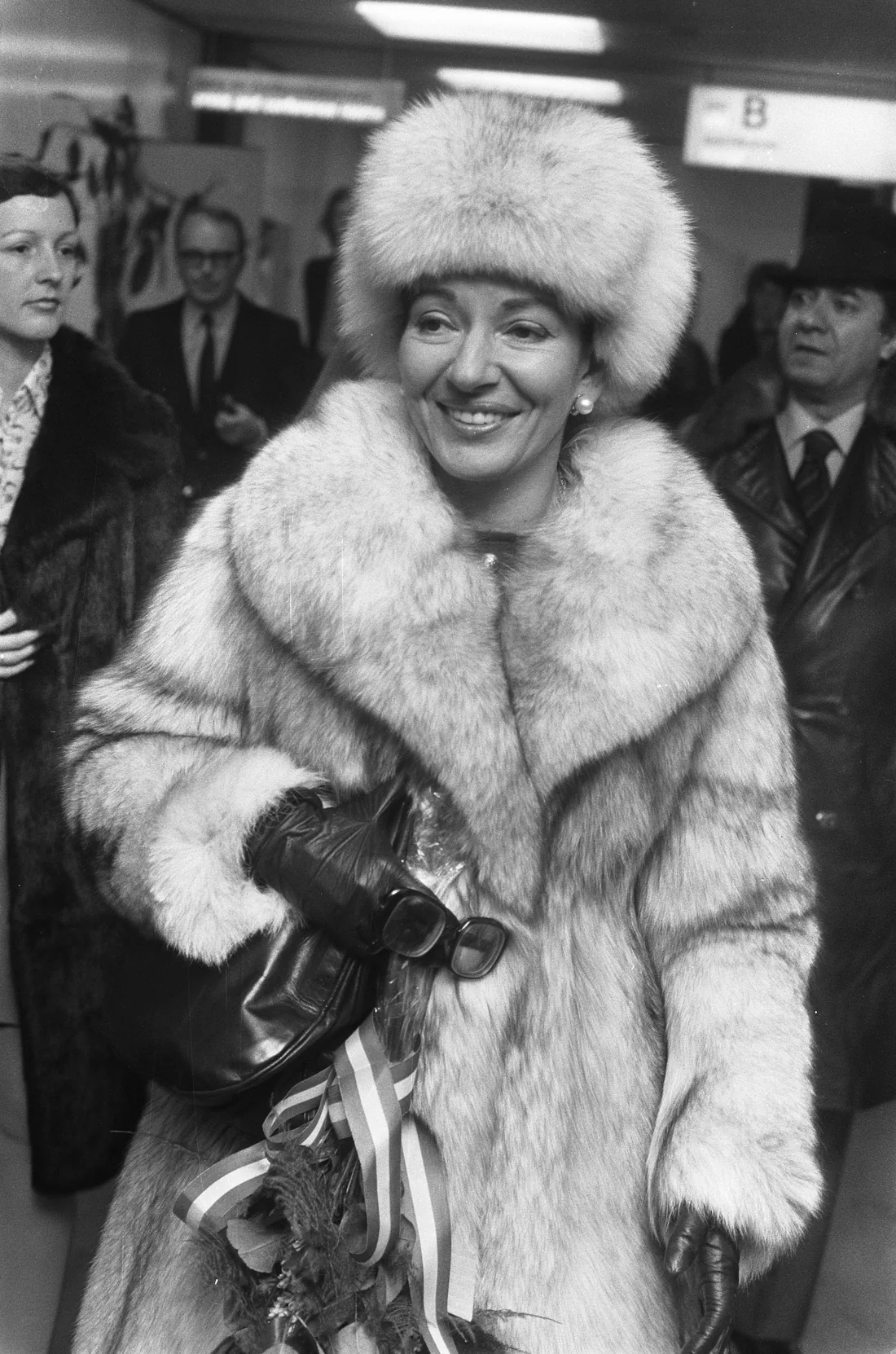 Maria Callas à l’aéroport de Schiphol en 1973, en manteau de fourrure, un bouquet à la main