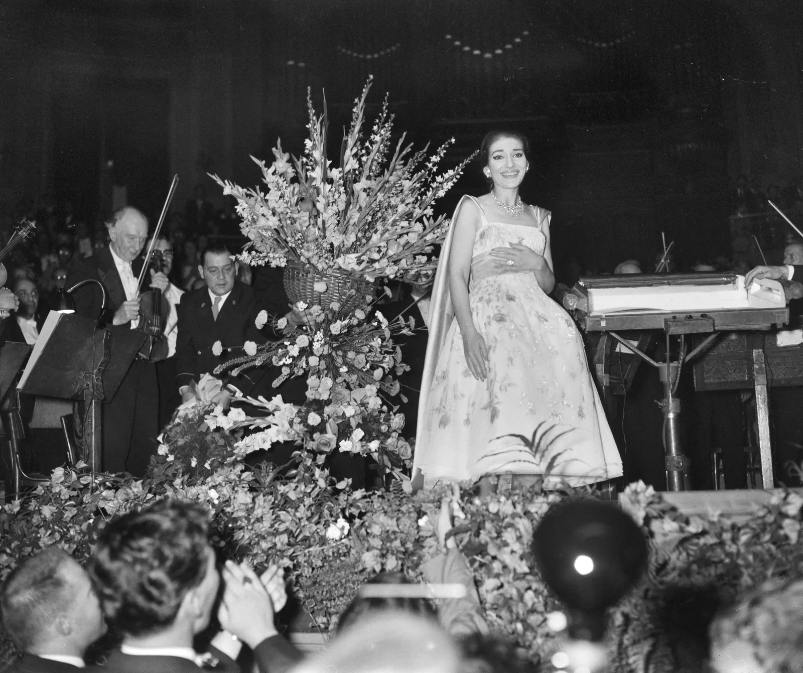 Maria Callas salue le public au Concertgebouw d’Amsterdam en 1959, entourée de fleurs
