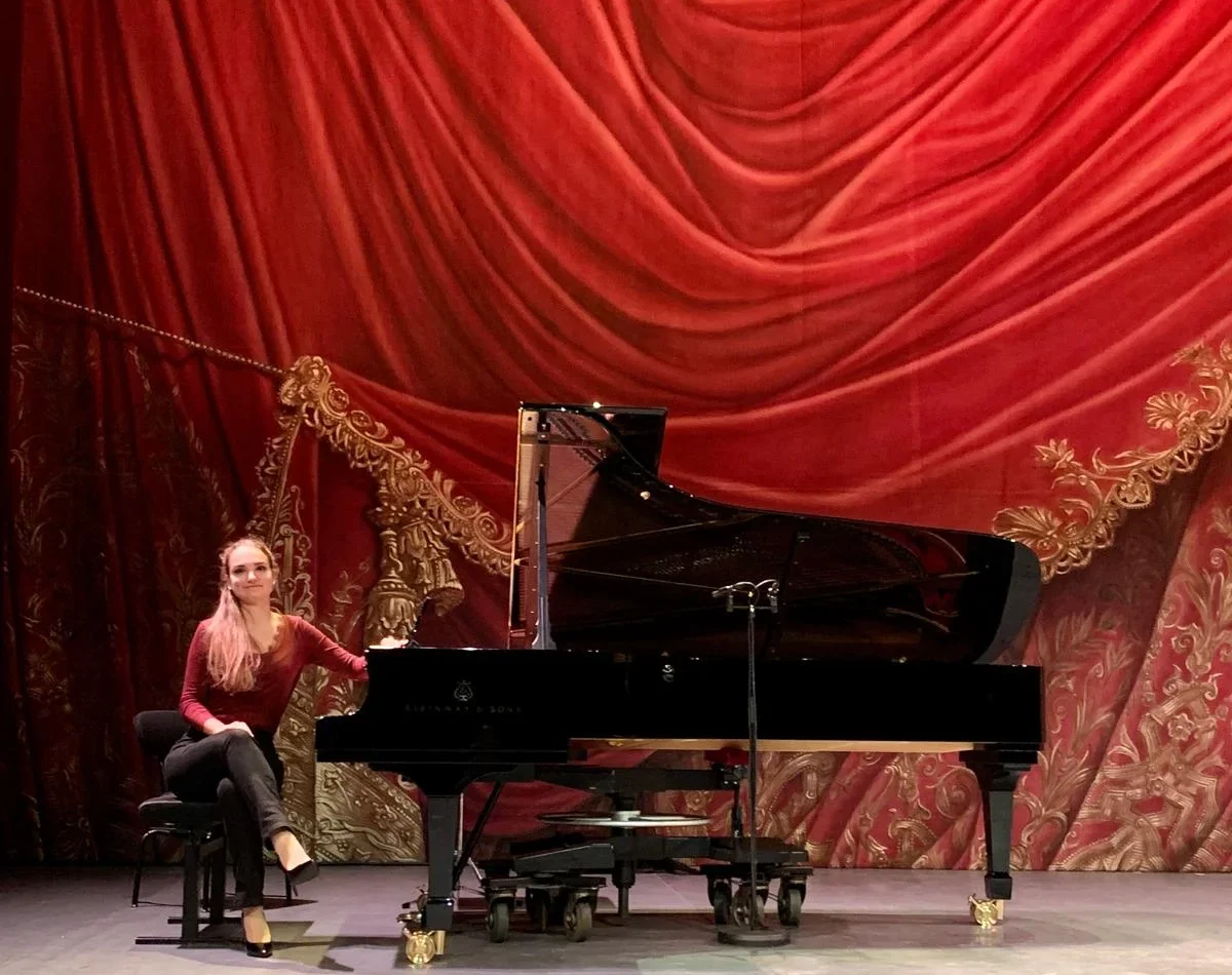 Olga Dubynska au piano sur la scène de l'Opéra