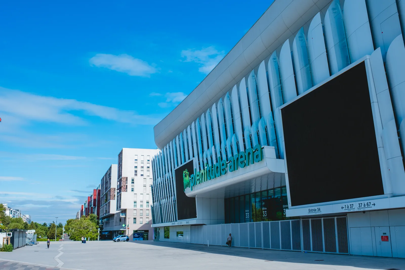 Façade de la Plenitude Arena à Nanterre, avec sa nouvelle enseigne, juillet 2026