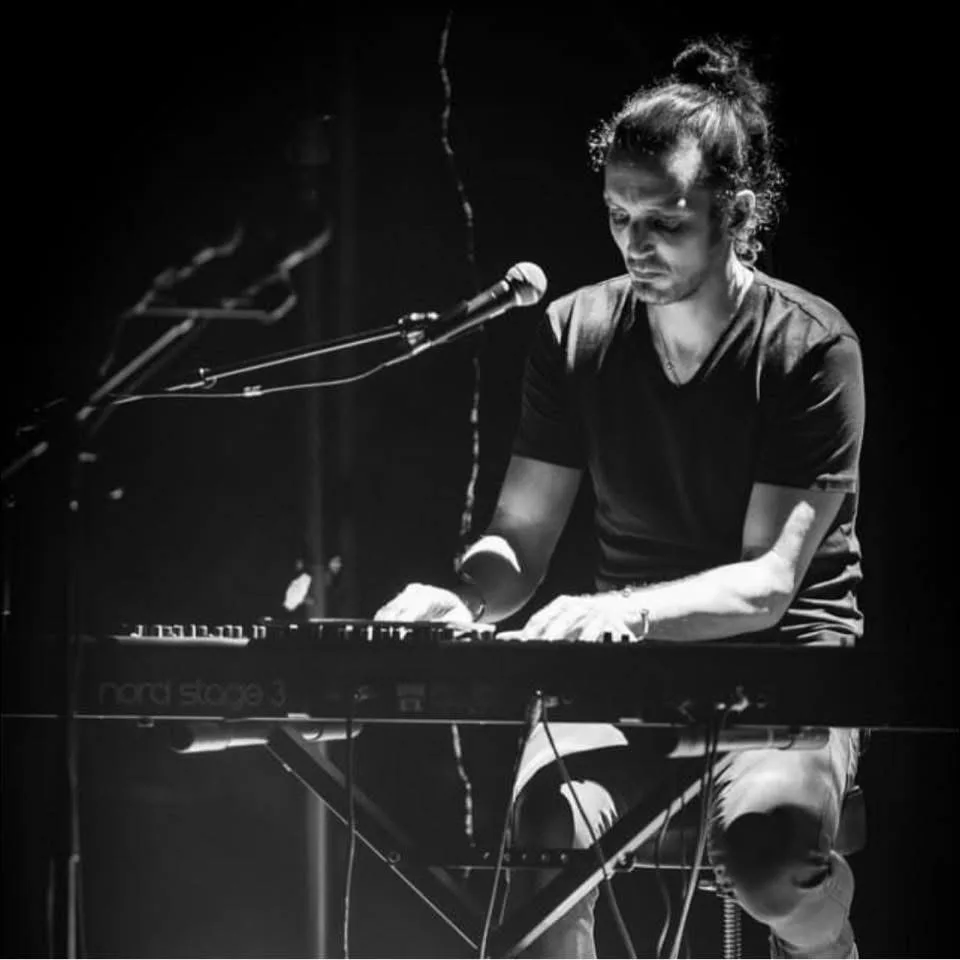 Rémy Charlet sur scène au piano