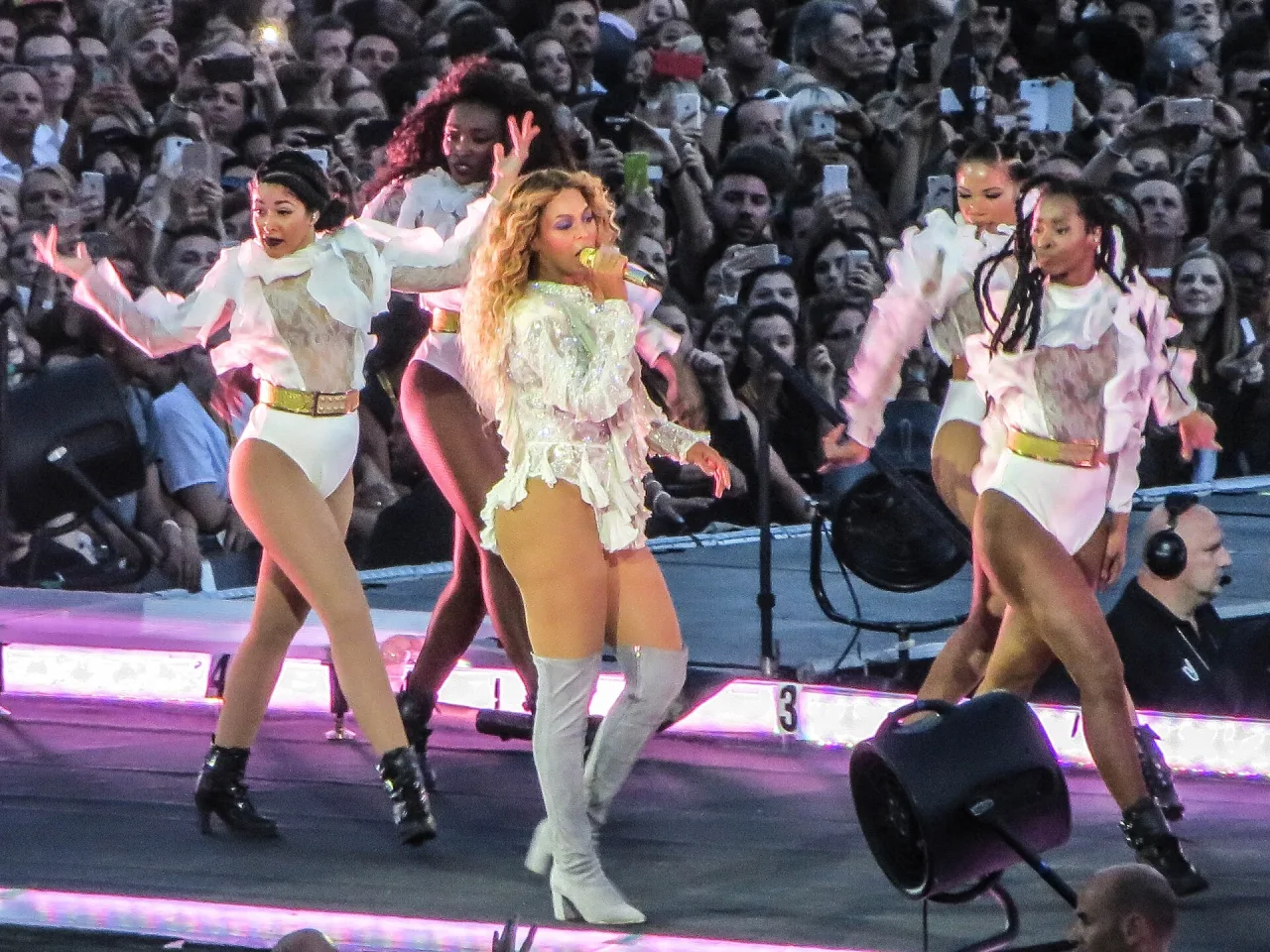 Beyoncé et ses danseuses sur la passerelle pendant un concert à Bruxelles