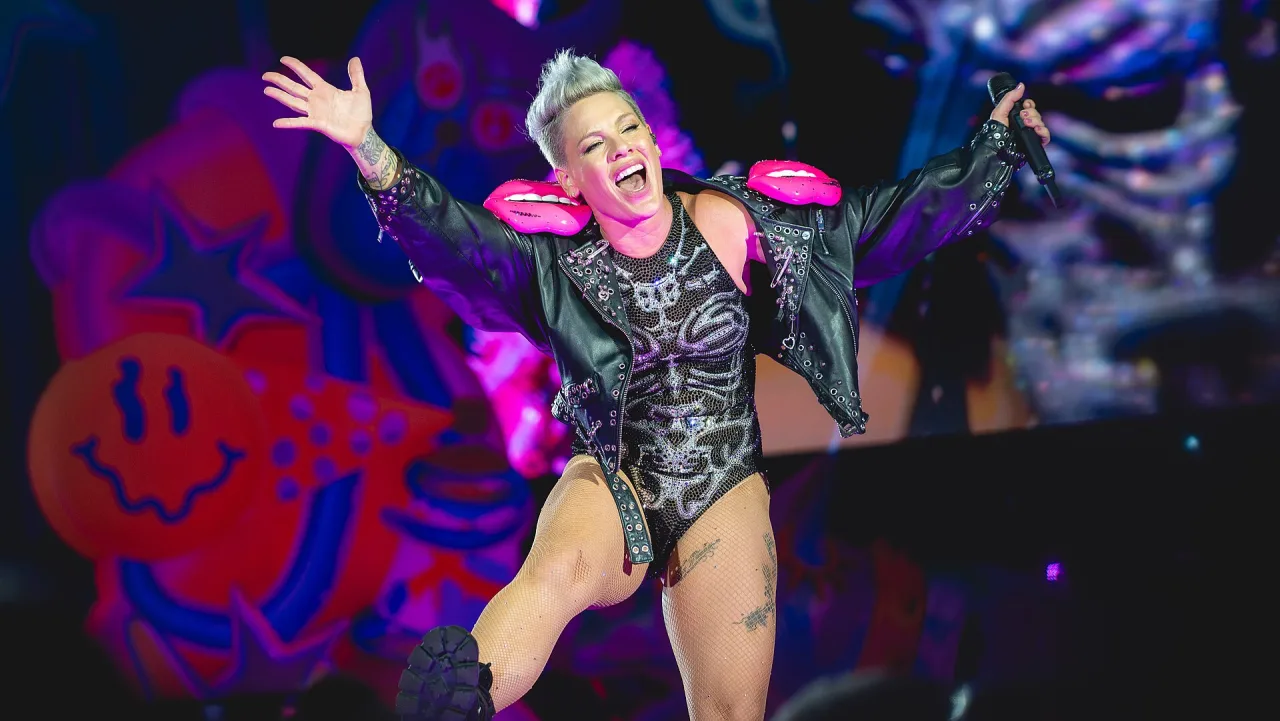 Pink en mouvement sur scène pendant le Summer Carnival